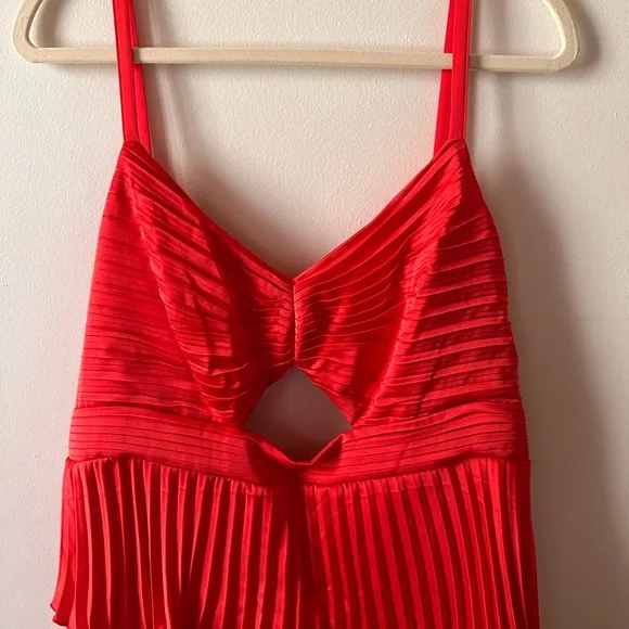 Abercrombie Red Pleated Dress with cutout - Picture 5 of 8